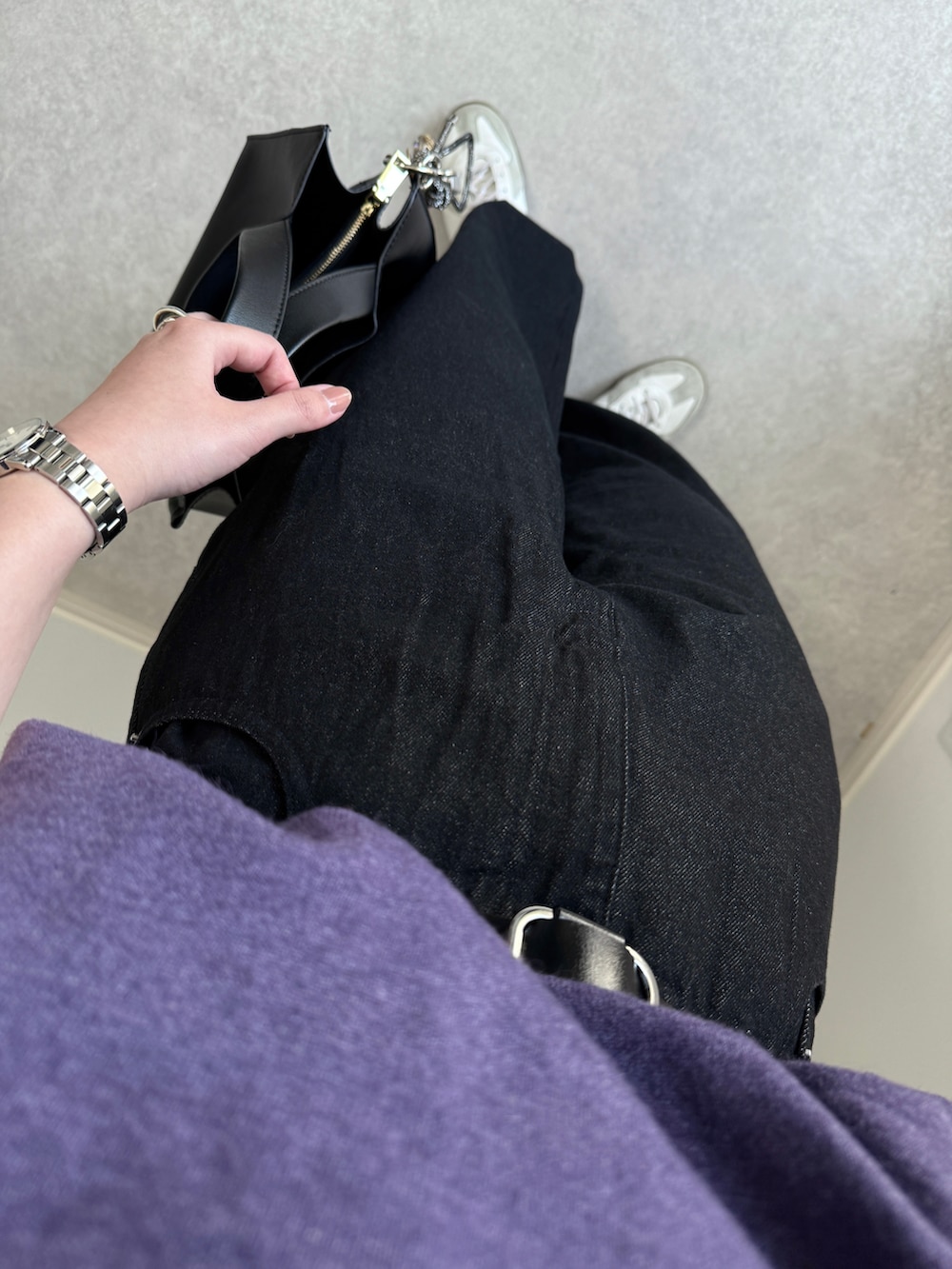 パープル系のニット/セーター、ホワイト系のスニーカー、ブラック系のトートバッグを着用したレディースの春コーディネートの3枚目の写真