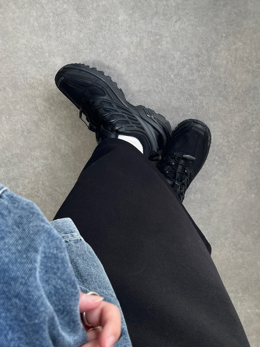 ブラック系のショルダーバッグ、ブラック系のニット/セーター、ブルー系のデニムジャケットを着用したレディースの冬コーディネートの5枚目の写真