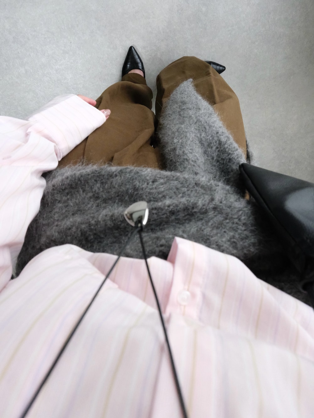 ブラウン系のその他パンツ、ピンク系のシャツ/ブラウス、ブラック系のハンドバッグを着用したレディースの秋コーディネートの2枚目の写真