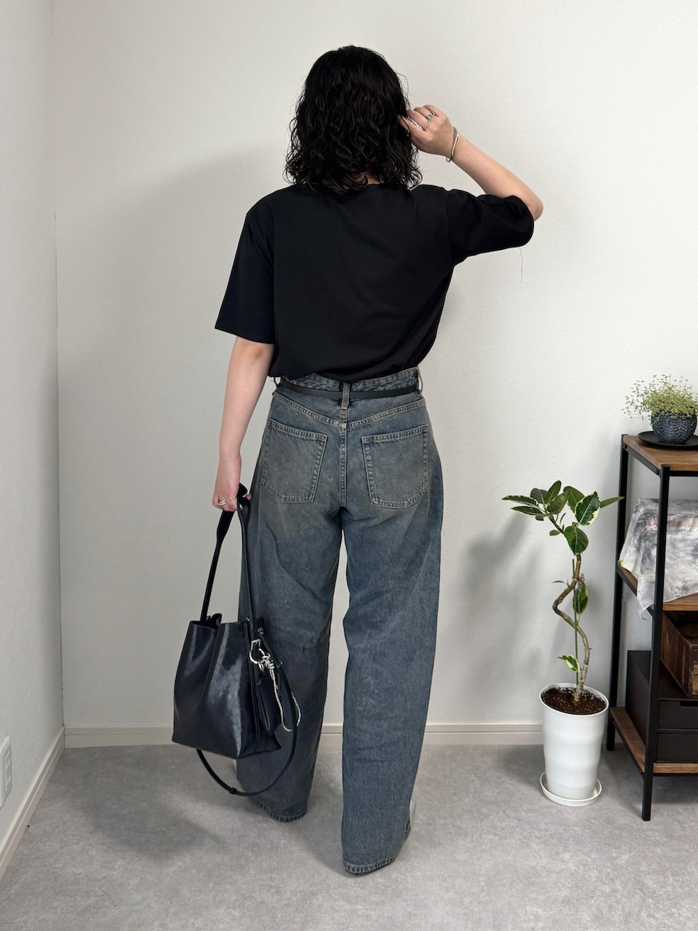 ブルー系のデニムパンツ、シルバー系のローファー、ブラック系のトートバッグを着用したレディースの夏コーディネートの2枚目の写真