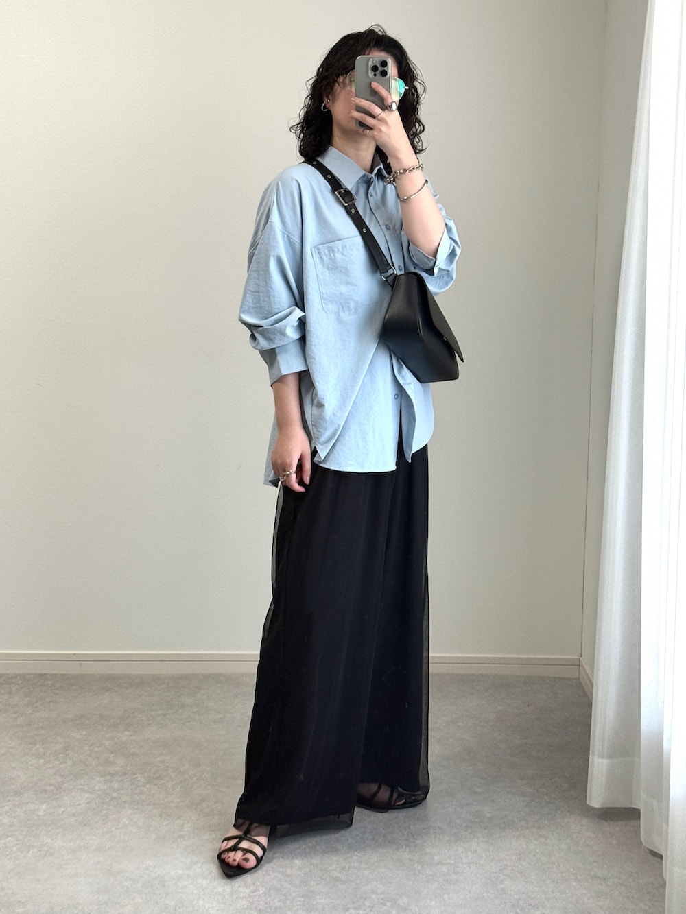 「ワイドパンツ、サンダル、韓国ファッション、シャツスタイル、GU、プチプラコーデ、きれいめカジュアル、大人カジュアル、初夏コーデ、春カラー、春コーデ、夏コーデ、キレイめコーデ、ショルダーバッグ、メガネ女子」｜「un/neuの横長スクエアアシンメトリーボディバッグ / ワンショルダーバッグ（ボディバッグ/ウエストポーチ、ブラック系）」を使った、ゆ ず も も .さん（レディース・160cm）の春コーディネートの3枚目の写真