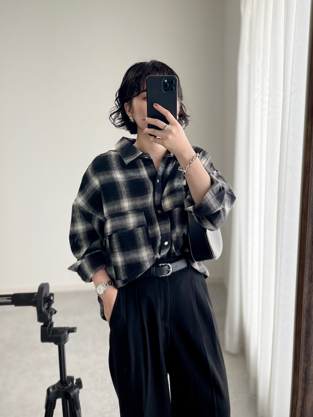 グレー系のスラックス、ホワイト系のスニーカー、ブラック系のシャツ/ブラウスを着用したレディースの秋コーディネートの2枚目の写真