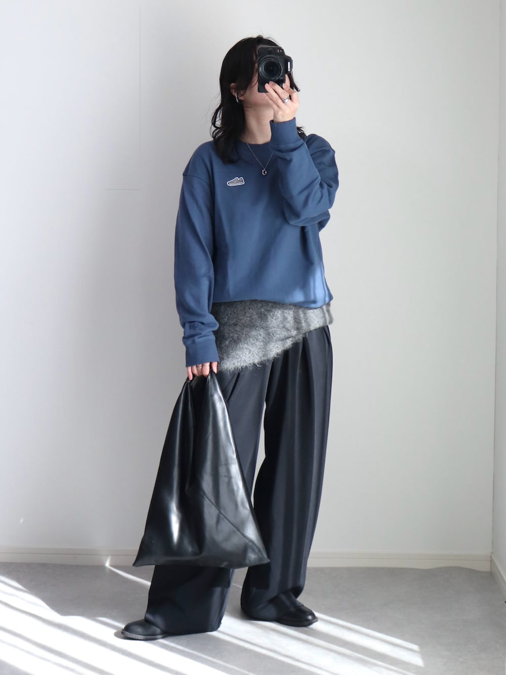 ブルー系のスウェットを着用したレディースの冬コーディネートの2枚目の写真