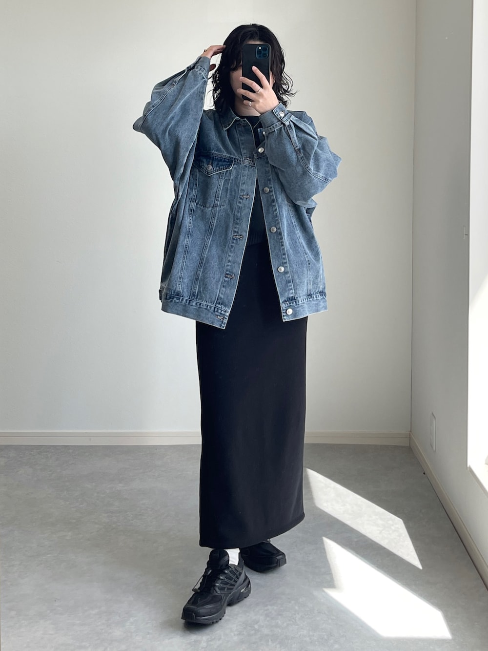 ブラック系のショルダーバッグ、ブラック系のニット/セーター、ブルー系のデニムジャケットを着用したレディースの冬コーディネートの4枚目の写真