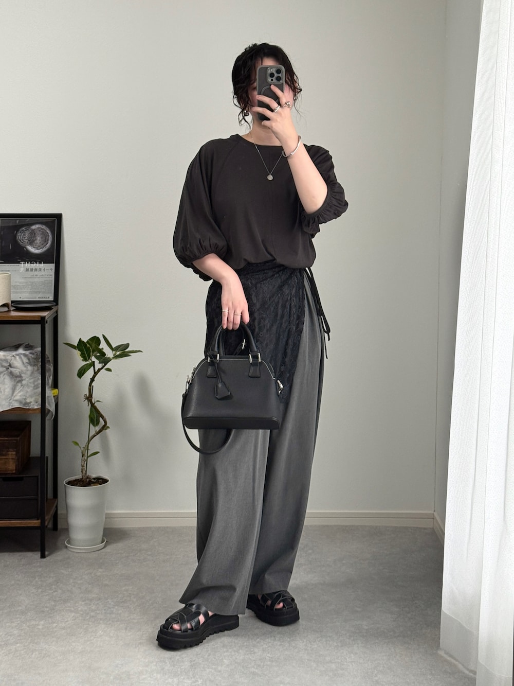 ブラック系のTシャツ/カットソー、グレー系のスラックス、ブラック系のショルダーバッグを着用したレディースの夏コーディネートの2枚目の写真