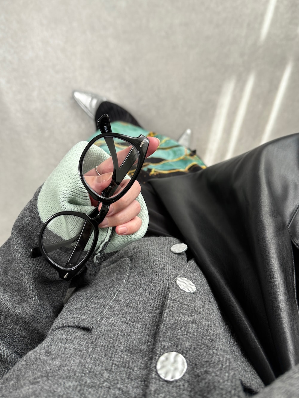 グレー系のカーディガン/ボレロ、ブラック系のスラックス、ブラック系のトートバッグを着用したレディースの秋コーディネートの4枚目の写真