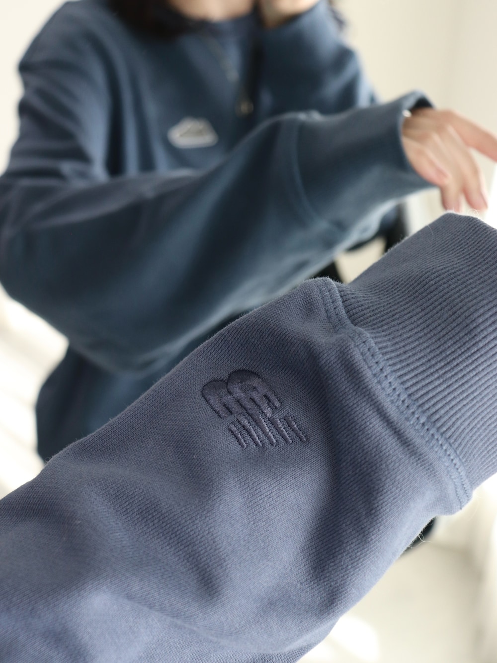 ブルー系のスウェットを着用したレディースの冬コーディネートの4枚目の写真