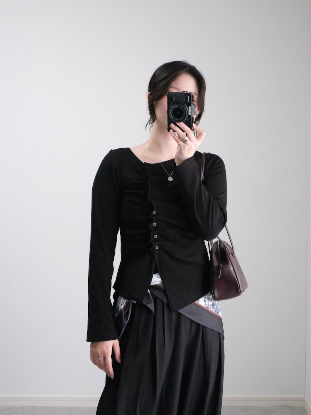 ブラック系のTシャツ/カットソー、ブラック系のスラックス、ブラック系のローファーを着用したレディースの秋コーディネートの2枚目の写真