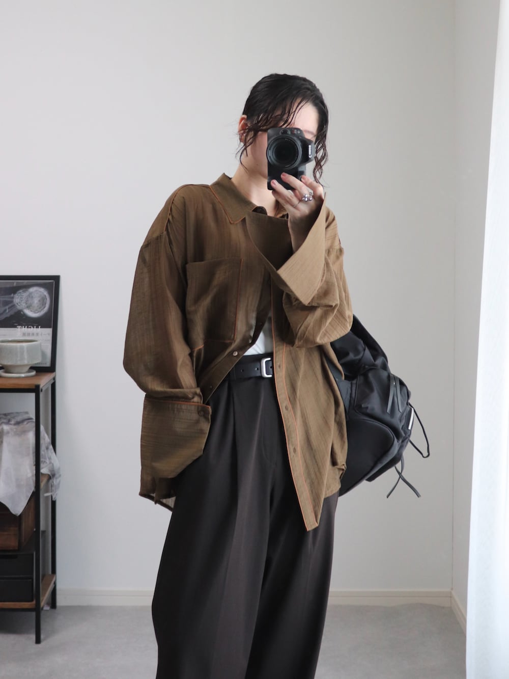 ブラック系のブーツ、ブラウン系のシャツ/ブラウス、ブラック系のバックパック/リュックを着用したレディースの夏コーディネートの4枚目の写真