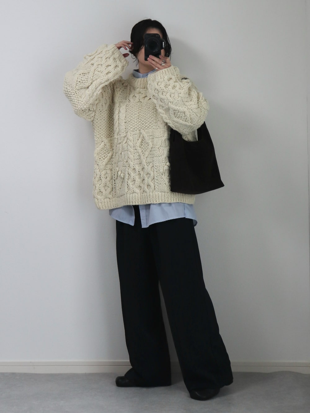 ブルー系のシャツ/ブラウス、ブラック系のその他パンツ、ブラウン系のショルダーバッグを着用したレディースの秋コーディネートの3枚目の写真