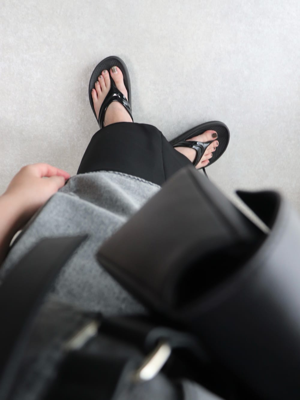 ブラック系のシャツ/ブラウス、ブラック系のボディバッグ/ウエストポーチ、ブラック系のサンダルを着用したレディースの夏コーディネートの3枚目の写真