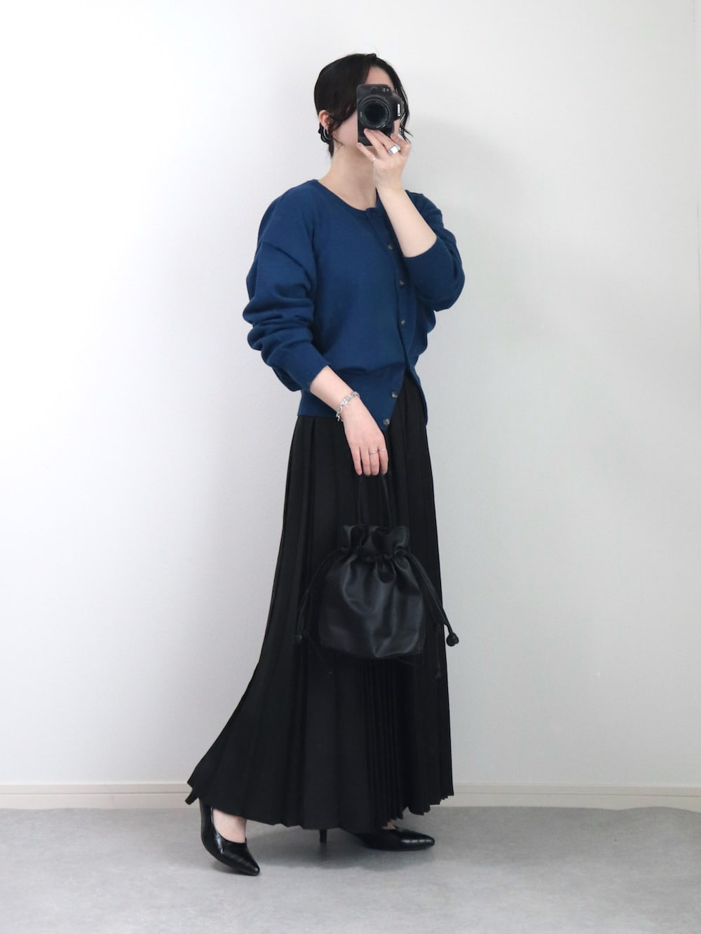 ブルー系のカーディガン/ボレロ、ブラック系のデニムジャケット、ブラック系のスカートを着用したレディースの春コーディネートの3枚目の写真