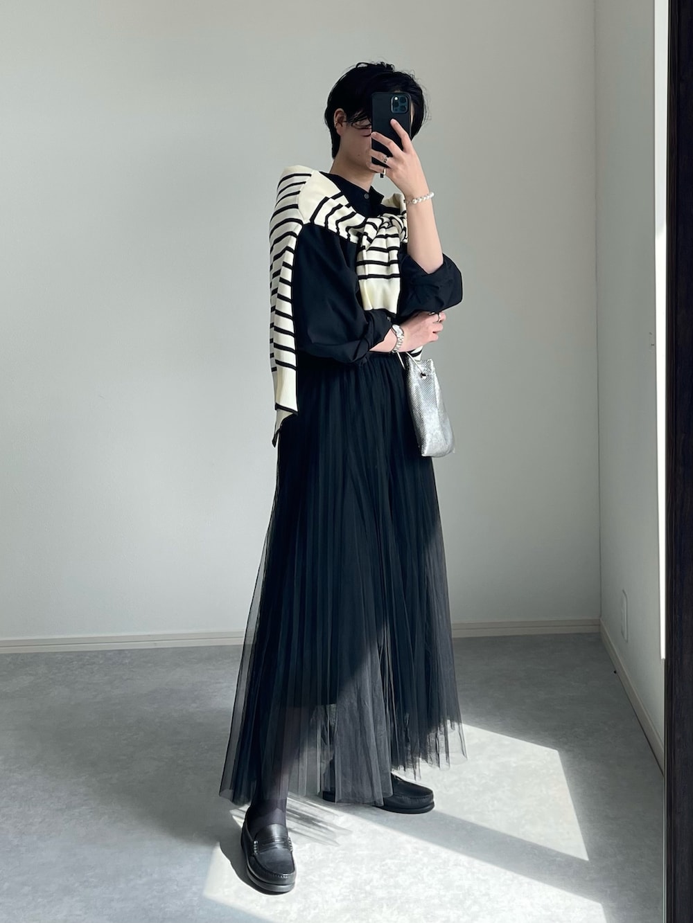 その他のカーディガン/ボレロ、ブラック系のシャツ/ブラウス、シルバー系のショルダーバッグを着用したレディースの春コーディネートの2枚目の写真