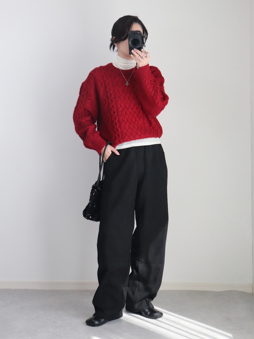 ブラック系のスウェットパンツ、ブラック系のブーツ、グリーン系のモッズコートを着用したレディースの秋コーディネートの2枚目の写真