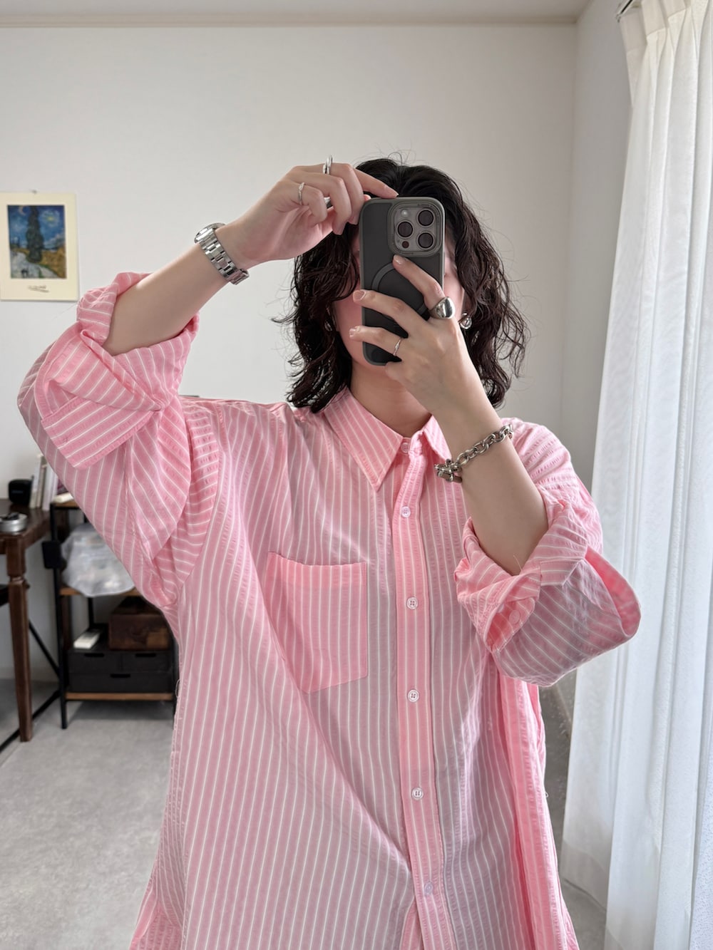 ブラック系のスラックス、ブラック系のサンダル、シルバー系のショルダーバッグを着用したレディースの夏コーディネートの5枚目の写真