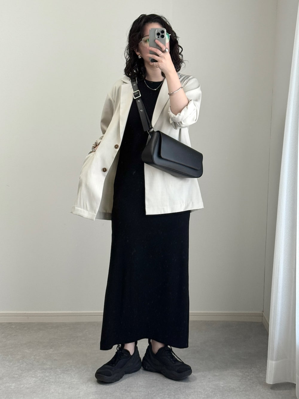 「最近のいい感じコーデ、ゆるコーデ、ワンピース、ジャケット、スニーカー、春コーデ、春夏コーデ、プチプラコーデ、大人カジュアル、きれいめカジュアル、シンプルコーデ、スニーカーコーデ、厚底スニーカー、スポーツミックス」｜「MERRELLのハイドロ ネクスト ジェン ハイカー（スニーカー、ブラック系）」を使った、ゆ ず も も .さん（レディース・160cm）の春コーディネートの2枚目の写真