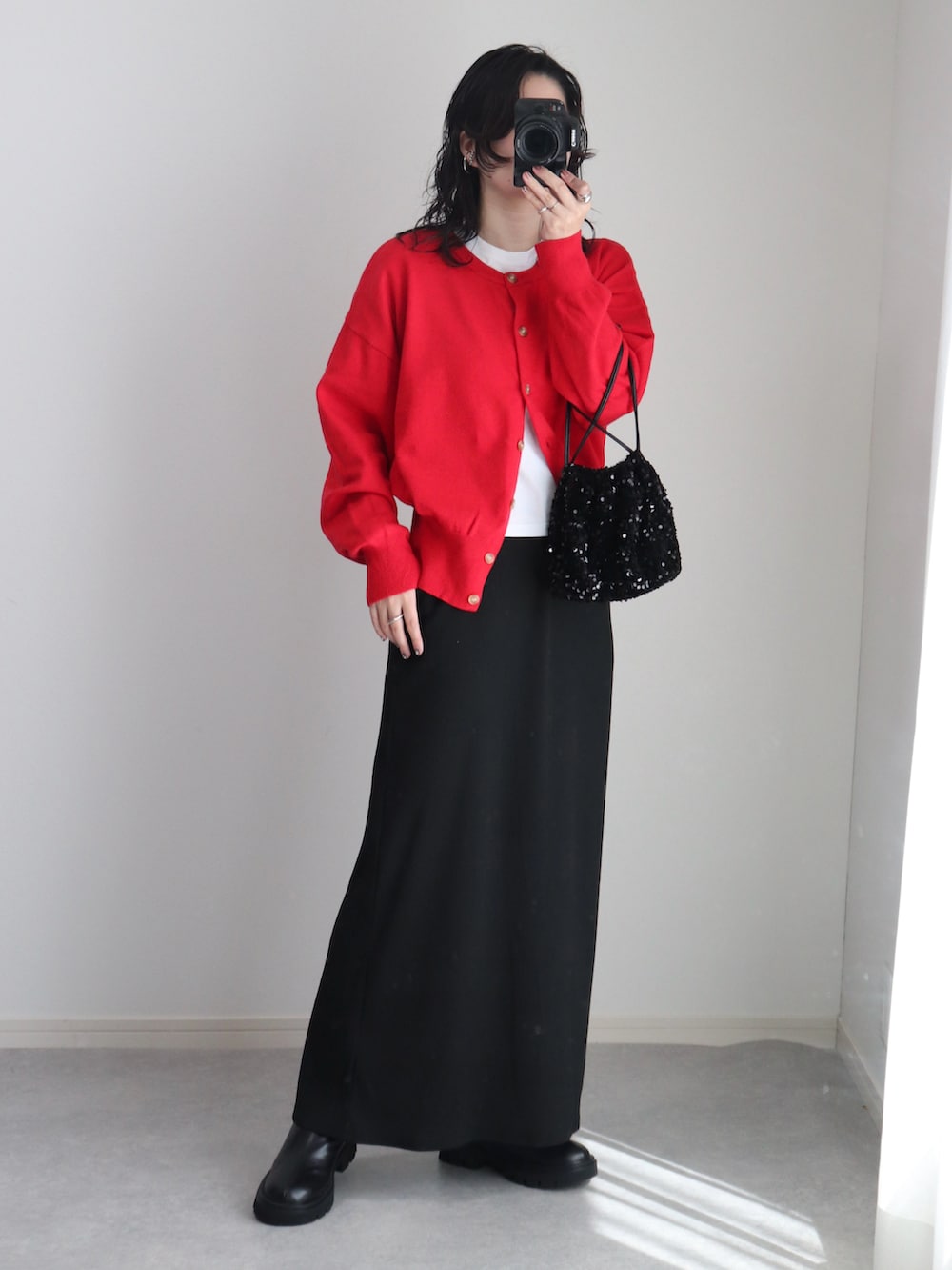 ブラック系のブーツ、レッド系のカーディガン/ボレロ、ホワイト系のTシャツ/カットソーを着用したレディースの秋コーディネートの2枚目の写真