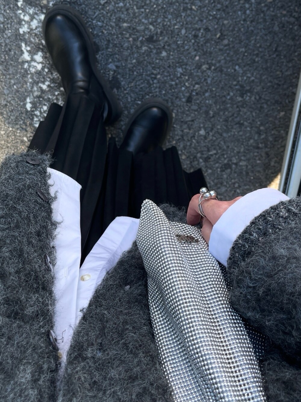 グレー系のカーディガン/ボレロ、ホワイト系のシャツ/ブラウス、シルバー系のショルダーバッグを着用したレディースの冬コーディネートの3枚目の写真