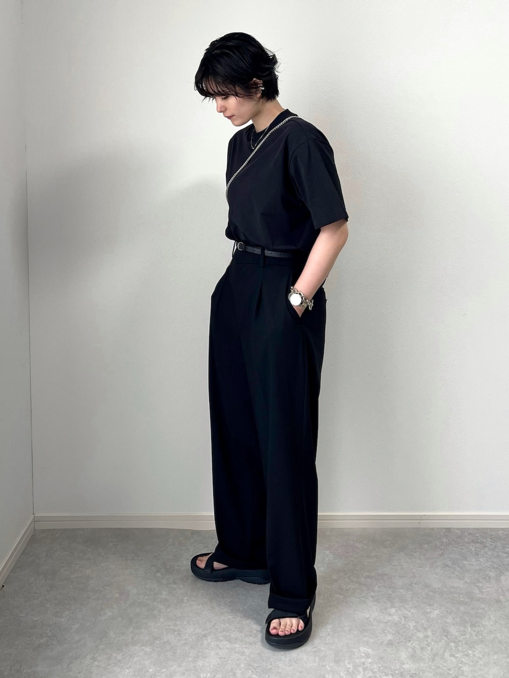 「夏コーデ、さらっと晴れやかスナップ、プチプラ、UNIQLO、ユニクロ、ユニクロコーデ、厚底シューズ、ショルダーバッグ、夏だ！Tシャツ着よう！、パンツスタイル、スポーツサンダル、ワントーンコーデ、きれいめカジュアル、ブラックコーデ」｜「UNIQLO エアリズムのアイテム（Tシャツ/カットソー、ブラック系）」を使った、ゆ ず も も .さん（骨格ウェーブ・レディース・160cm）の夏コーディネートの2枚目の写真