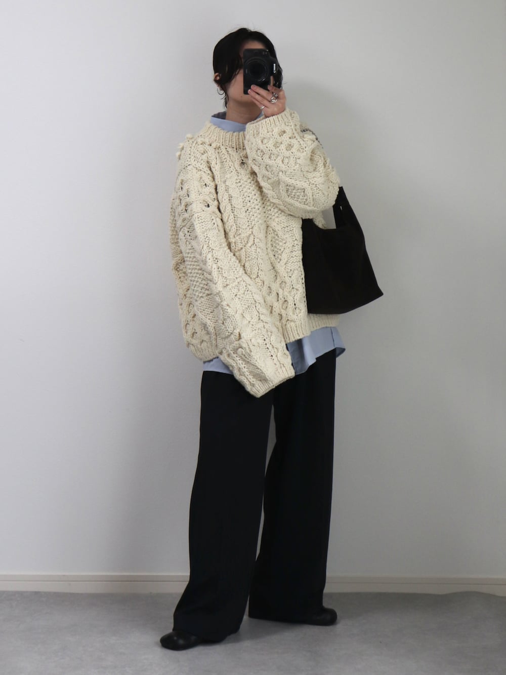 ブルー系のシャツ/ブラウス、ブラック系のその他パンツ、ブラウン系のショルダーバッグを着用したレディースの秋コーディネートの4枚目の写真