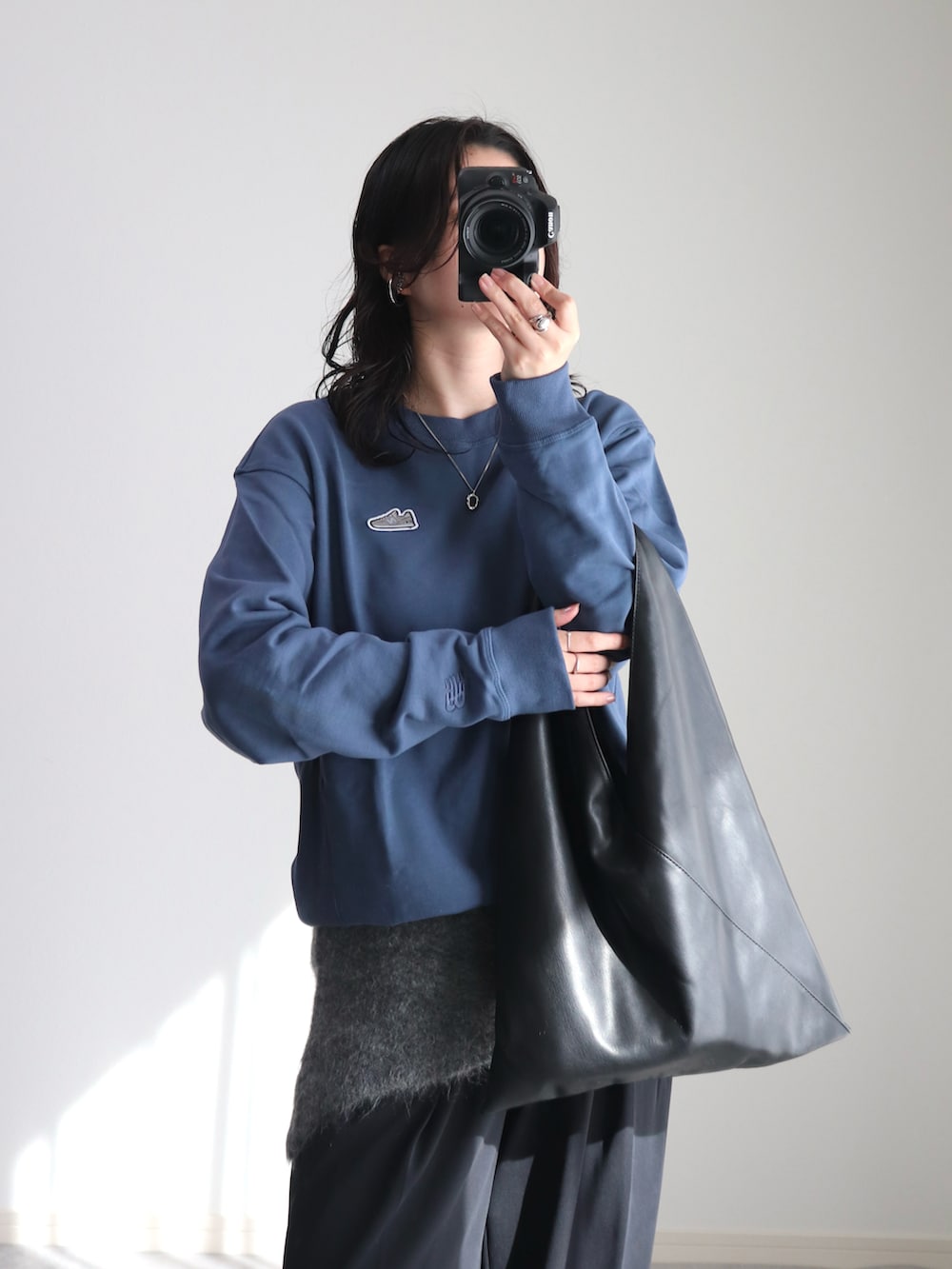 ブルー系のスウェットを着用したレディースの冬コーディネートの3枚目の写真