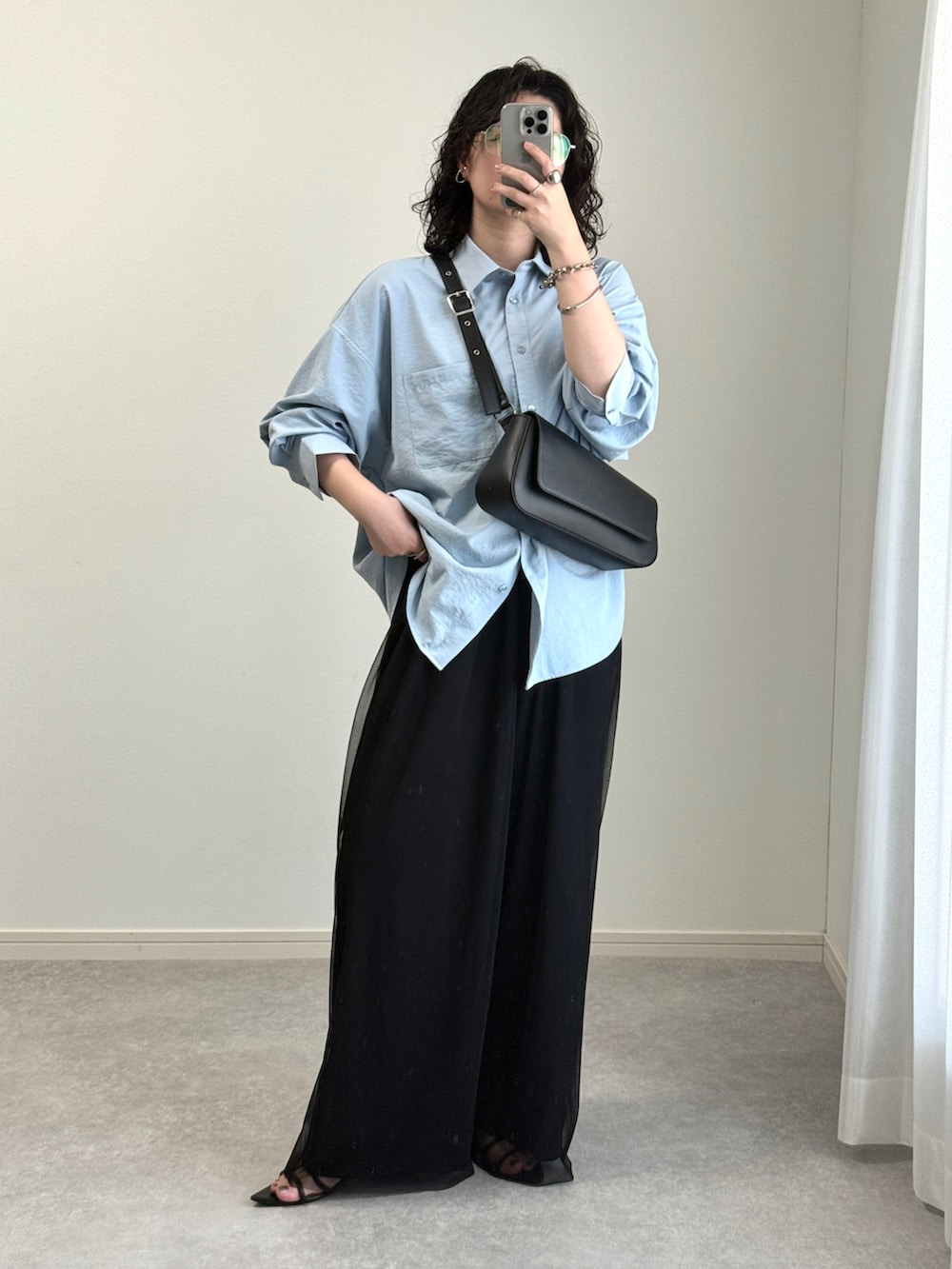「ワイドパンツ、サンダル、韓国ファッション、シャツスタイル、GU、プチプラコーデ、きれいめカジュアル、大人カジュアル、初夏コーデ、春カラー、春コーデ、夏コーデ、キレイめコーデ、ショルダーバッグ、メガネ女子」｜「un/neuの横長スクエアアシンメトリーボディバッグ / ワンショルダーバッグ（ボディバッグ/ウエストポーチ、ブラック系）」を使った、ゆ ず も も .さん（レディース・160cm）の春コーディネートの4枚目の写真