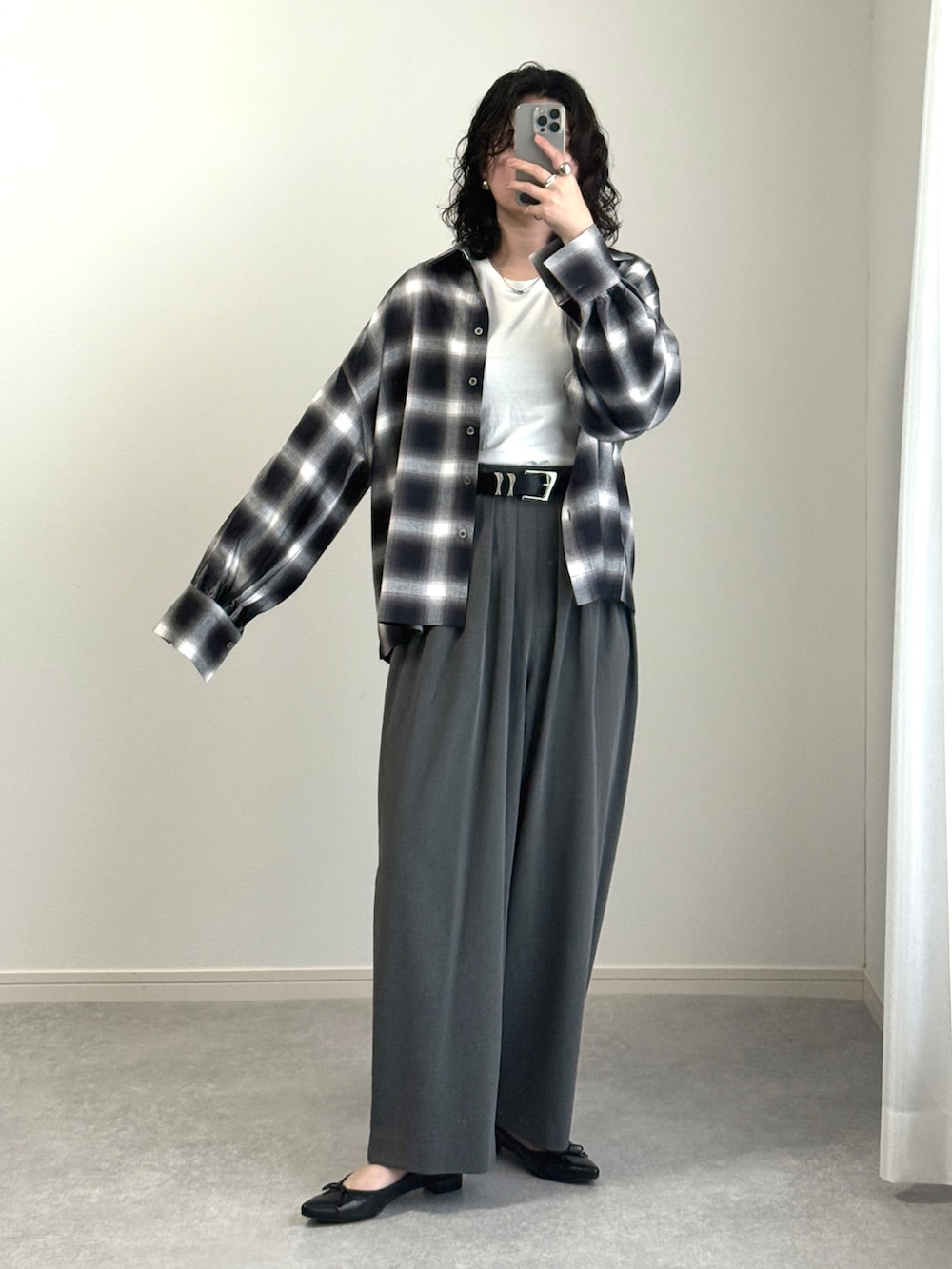 「最近のいい感じコーデ、チェックシャツ、春服コーデ、モノトーン、きれいめカジュアル、大人カジュアル、キレイめコーデ、ワントーンコーデ、春コーデ、シャツスタイル、スラックス、ノースリーブ、プチプラ、PR」｜「for/cの[低身長/高身長向けサイズ有]撥水4本タックカーブパンツ【サスティナブル】（スラックス、グレー系）」を使った、ゆ ず も も .さん（レディース・160cm）の春コーディネートの3枚目の写真