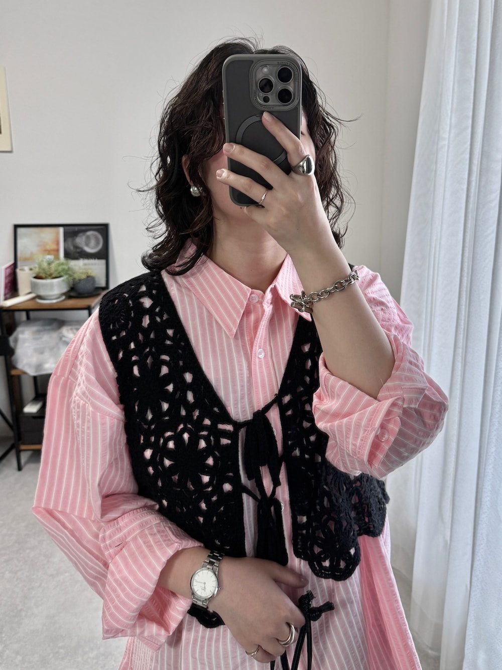 ブラック系のスラックス、ブラック系のサンダル、シルバー系のショルダーバッグを着用したレディースの夏コーディネートの4枚目の写真