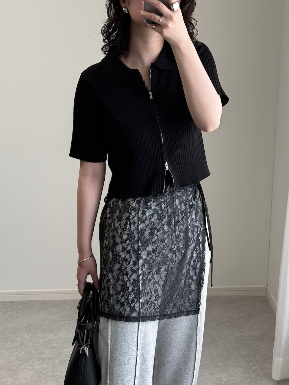 ブラック系のローファー、ブラック系のニット/セーター、グレー系のスウェットパンツを着用したレディースの春コーディネートの3枚目の写真