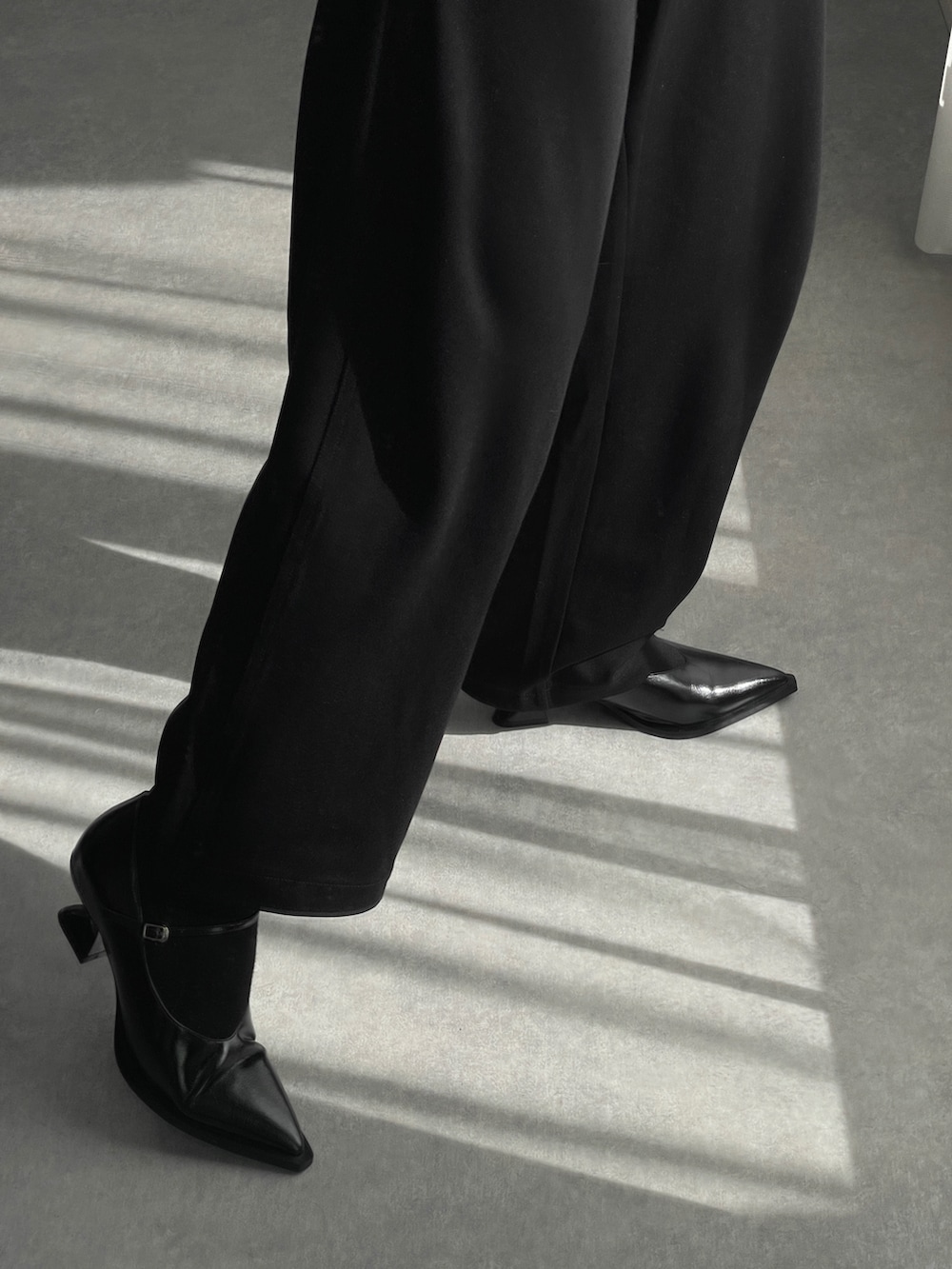 ブラック系のその他パンツ、ブラック系のパンプス、シルバー系のショルダーバッグを着用したレディースの春コーディネートの3枚目の写真