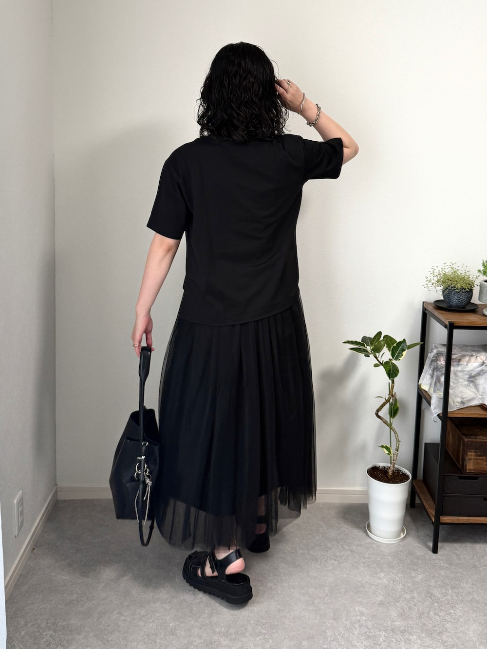 「サンダル、雨の日コーデ、モノトーン、黒Tシャツ、大人カジュアル、スカートコーデ、厚底サンダル、UNIQLO、トートバッグ、春コーデ、夏コーデ、ジャケットスタイル、ZARA、Tシャツ、PR」｜「HAREのシャークソールグルカサンダル(HARE)（サンダル、ブラック系）」を使った、ゆ ず も も .さん（レディース・160cm）の春コーディネートの3枚目の写真