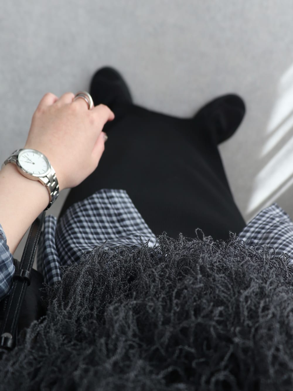 グレー系のベスト、ブラック系のシャツ/ブラウス、ブラック系のスカートを着用したレディースの秋コーディネートの3枚目の写真