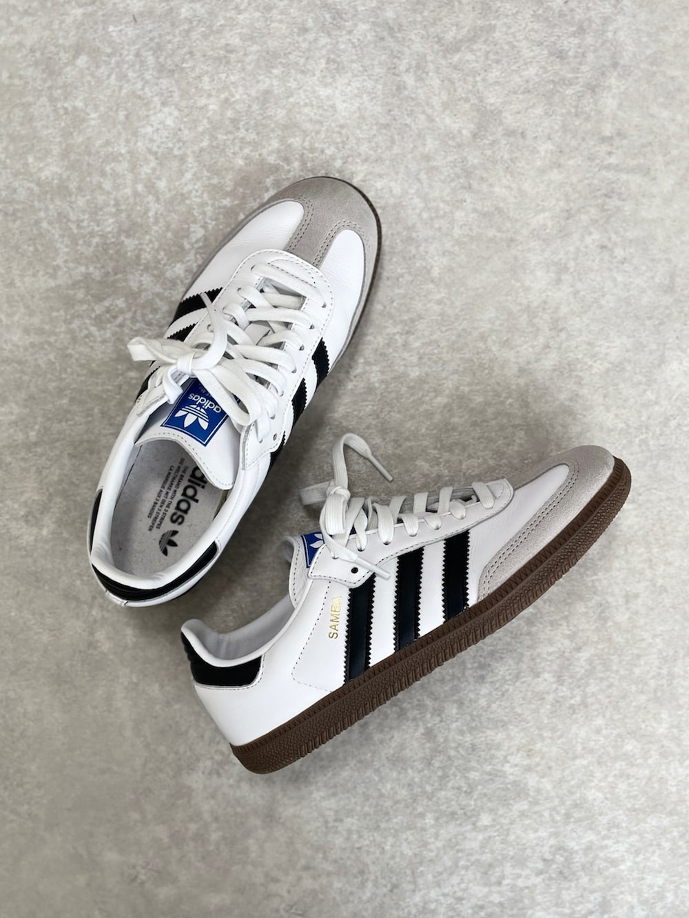 グレー系のスラックス、ホワイト系のスニーカー、ブラック系のシャツ/ブラウスを着用したレディースの秋コーディネートの3枚目の写真