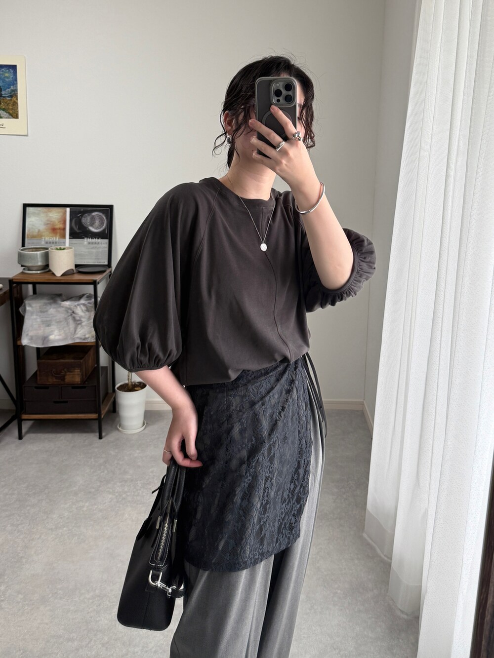 ブラック系のTシャツ/カットソー、グレー系のスラックス、ブラック系のショルダーバッグを着用したレディースの夏コーディネートの3枚目の写真