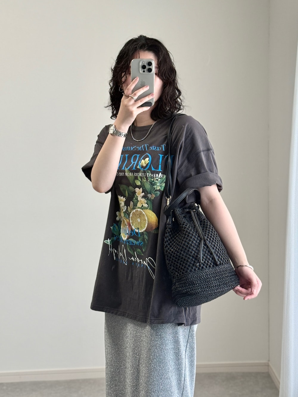 「オトナカジュアル、Tシャツ、プリントT、スニーカー、厚底スニーカー、夏服、春夏コーデ、夏コーデ、春コーデ、プチプラ、ラメ、着回しコーデ、リラックススタイル、ゆるコーデ、プチプラコーデ」｜「MERRELLのハイドロ ネクスト ジェン ハイカー（スニーカー、ブラック系）」を使った、ゆ ず も も .さん（レディース・160cm）の春コーディネートの2枚目の写真