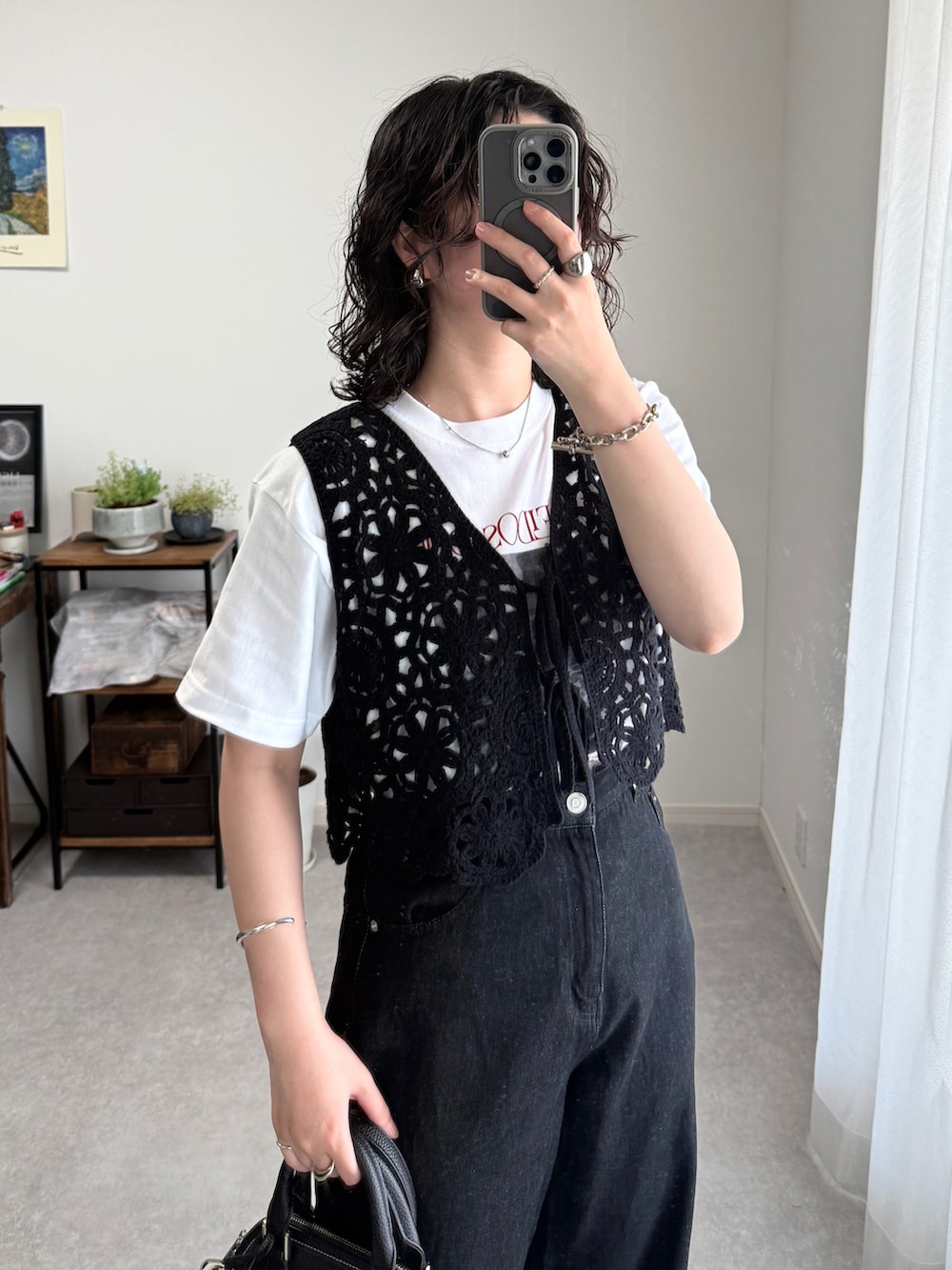 「レイヤードスタイル、白Tシャツ、パンツコーデ、大人カジュアル、ベスト、ビスチェ、Tシャツ、デニムコーデ、春夏コーデ、春コーデ、モノトーンコーデ、デニム」｜「AZUL by moussyのダブルジッパーハンドバッグ（ショルダーバッグ、ブラック系）」を使った、ゆ ず も も .さん（レディース・160cm）の春コーディネートの3枚目の写真