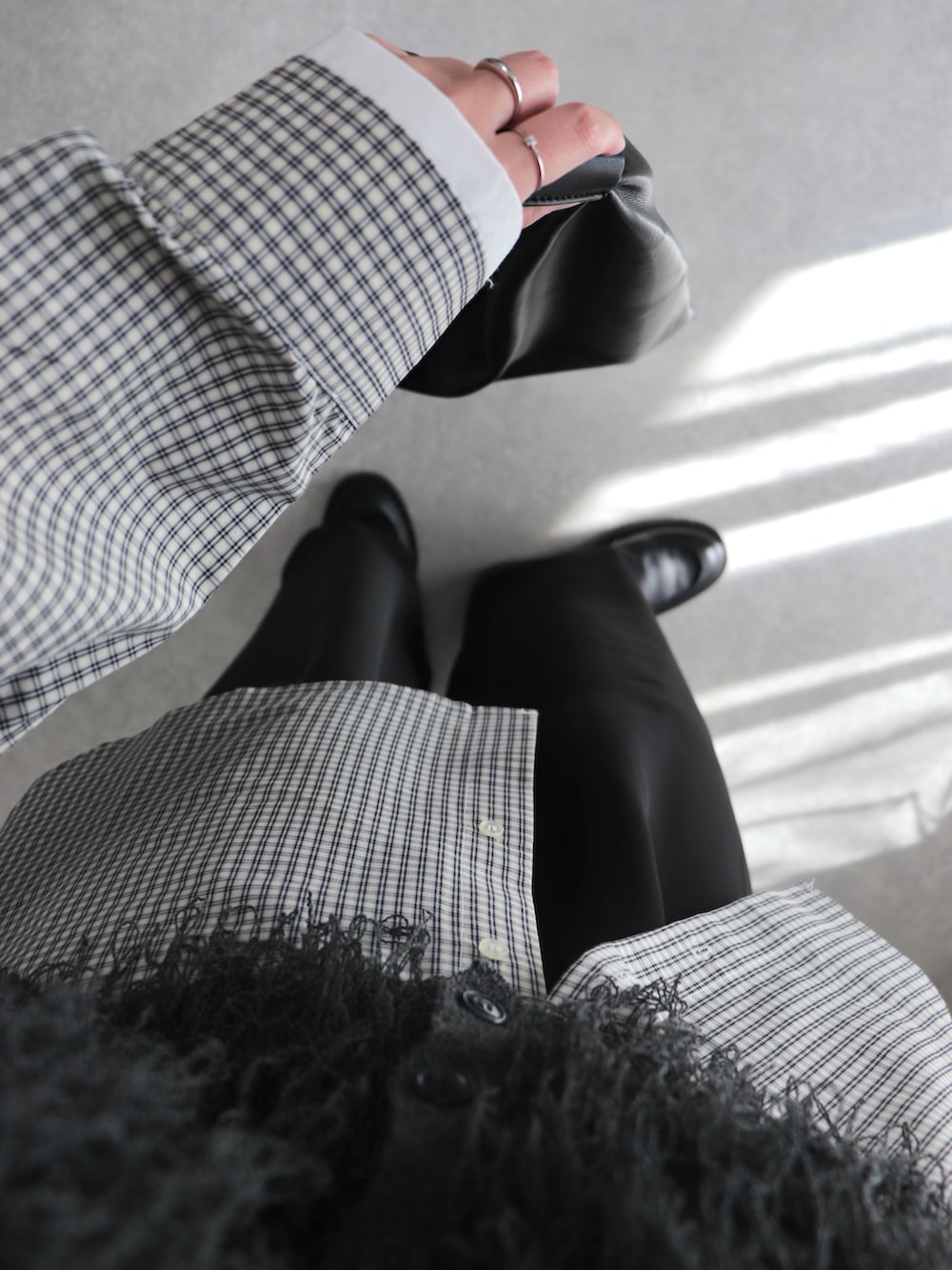 グレー系のベスト、ホワイト系のシャツ/ブラウス、ブラック系のその他パンツを着用したレディースの冬コーディネートの4枚目の写真