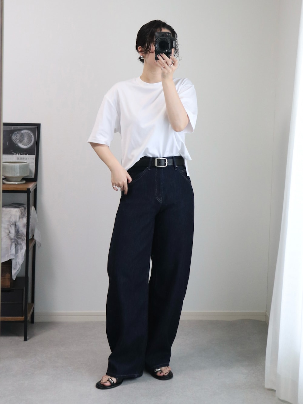 「デニム、白Tシャツ、夏コーデ、きれいめコーディネート、UNIQLO、UNIQLOコーデ、ユニクロ、ユニクロコーデ、サンダル、シンプルコーデ、きれいめカジュアル、夏ファッション、プチプラ、プチプラコーデ、Tシャツ」｜「AZUL by moussyのダブルジッパーハンドバッグ（ショルダーバッグ、ブラック系）」を使った、ゆ ず も も .さん（レディース・160cm）の夏コーディネートの4枚目の写真