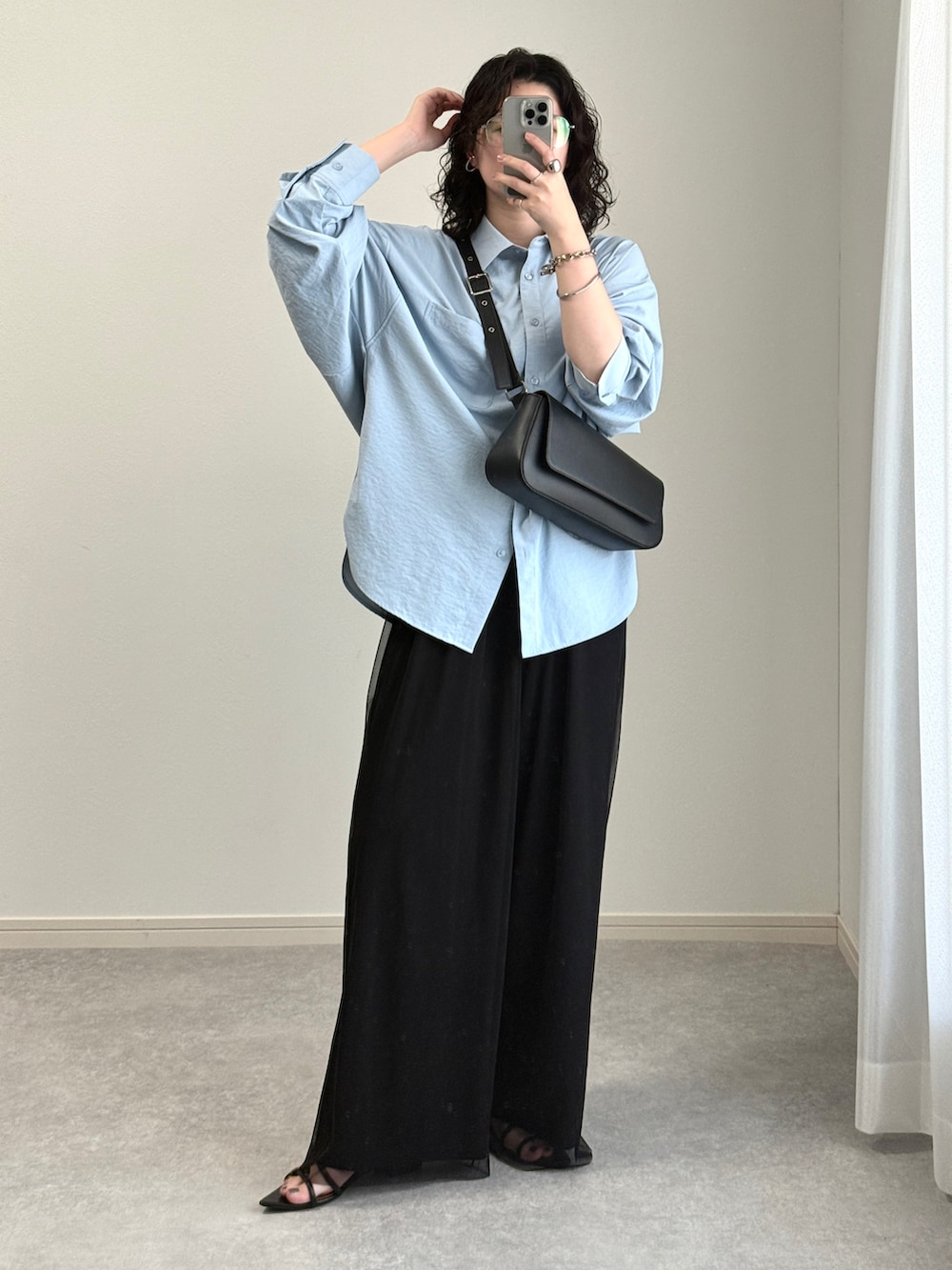 「ワイドパンツ、サンダル、韓国ファッション、シャツスタイル、GU、プチプラコーデ、きれいめカジュアル、大人カジュアル、初夏コーデ、春カラー、春コーデ、夏コーデ、キレイめコーデ、ショルダーバッグ、メガネ女子」｜「un/neuの横長スクエアアシンメトリーボディバッグ / ワンショルダーバッグ（ボディバッグ/ウエストポーチ、ブラック系）」を使った、ゆ ず も も .さん（レディース・160cm）の春コーディネートの2枚目の写真