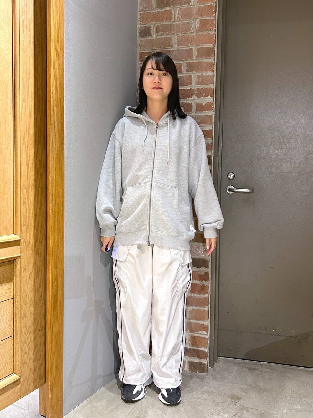 ホワイト系のカーゴパンツ、グレー系のパーカーを着用したレディースの秋コーディネートの3枚目の写真