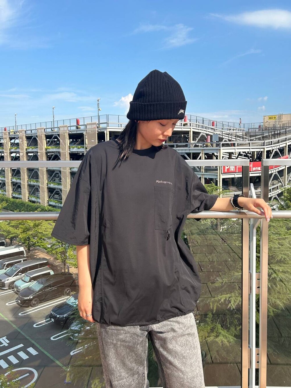 グレー系のデニムパンツ、ブラック系のシャツ/ブラウス、ブラック系のニットキャップ/ビーニーを着用したレディースの夏コーディネートの3枚目の写真