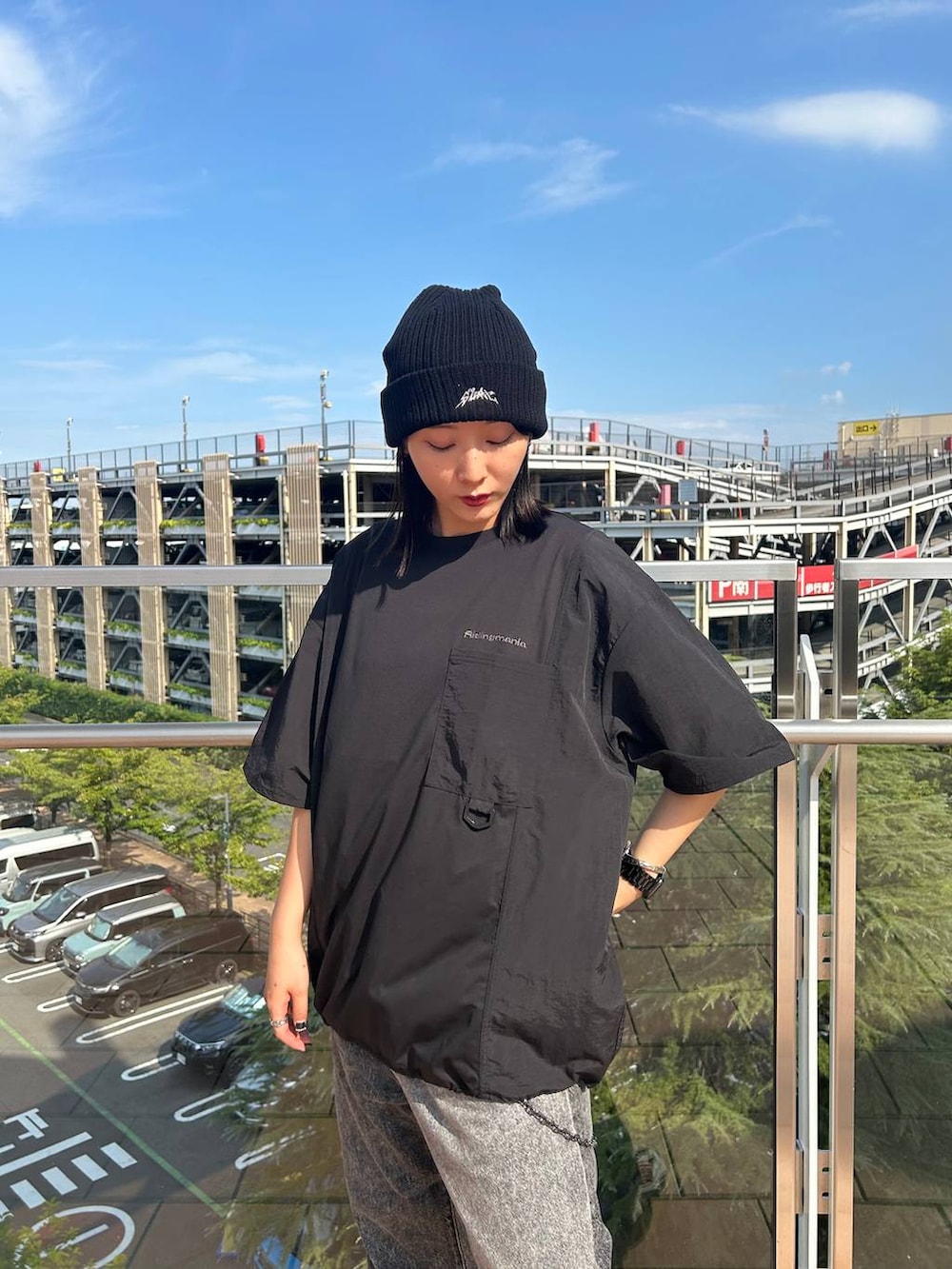 グレー系のデニムパンツ、ブラック系のシャツ/ブラウス、ブラック系のニットキャップ/ビーニーを着用したレディースの夏コーディネートの4枚目の写真