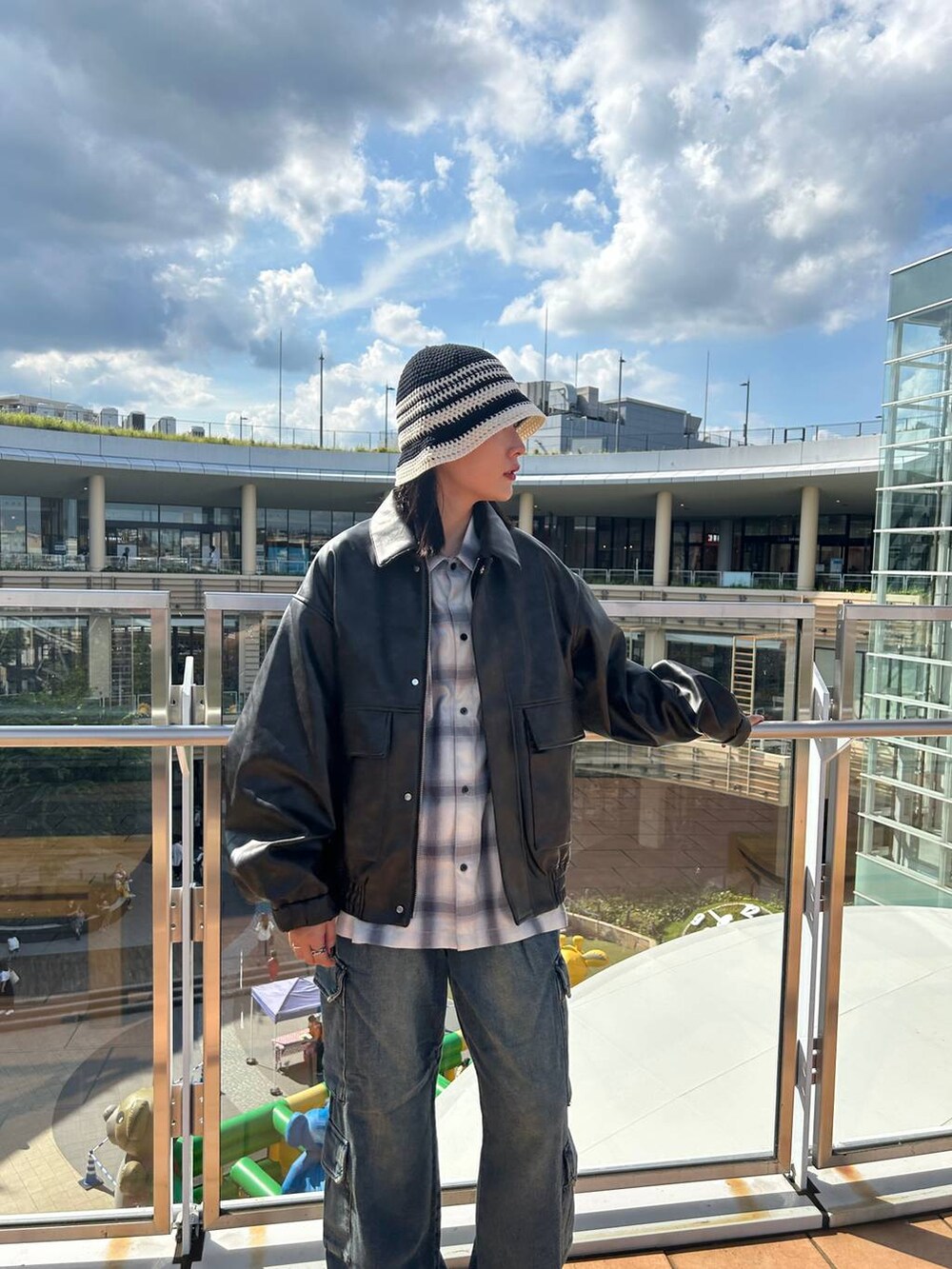 グレー系のブルゾン、ブルー系のデニムパンツ、ブルー系のシャツ/ブラウスを着用したレディースの夏コーディネートの3枚目の写真