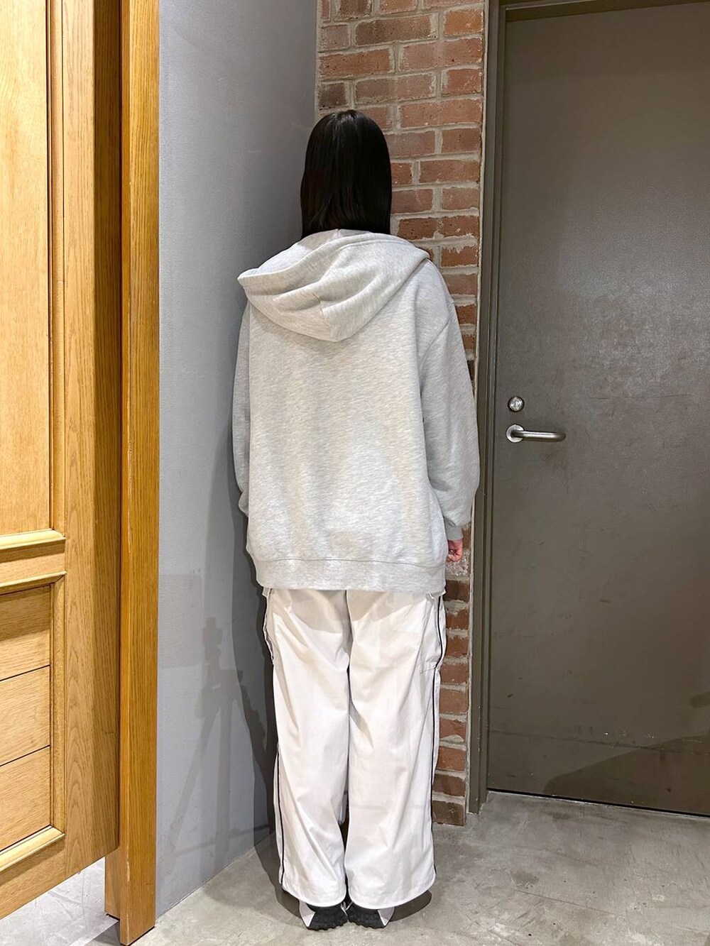 ホワイト系のカーゴパンツ、グレー系のパーカーを着用したレディースの秋コーディネートの5枚目の写真