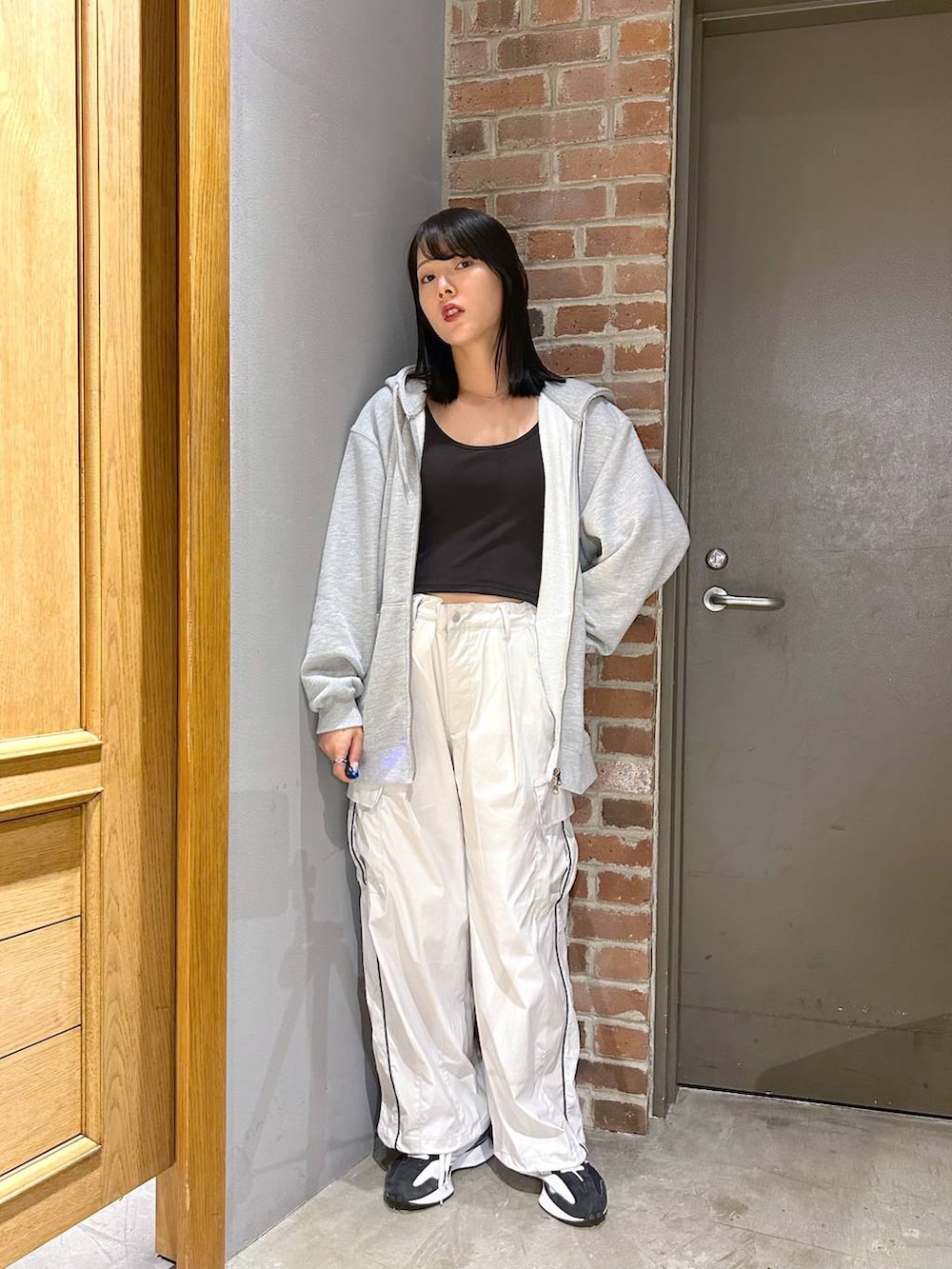 ホワイト系のカーゴパンツ、グレー系のパーカーを着用したレディースの秋コーディネートの2枚目の写真