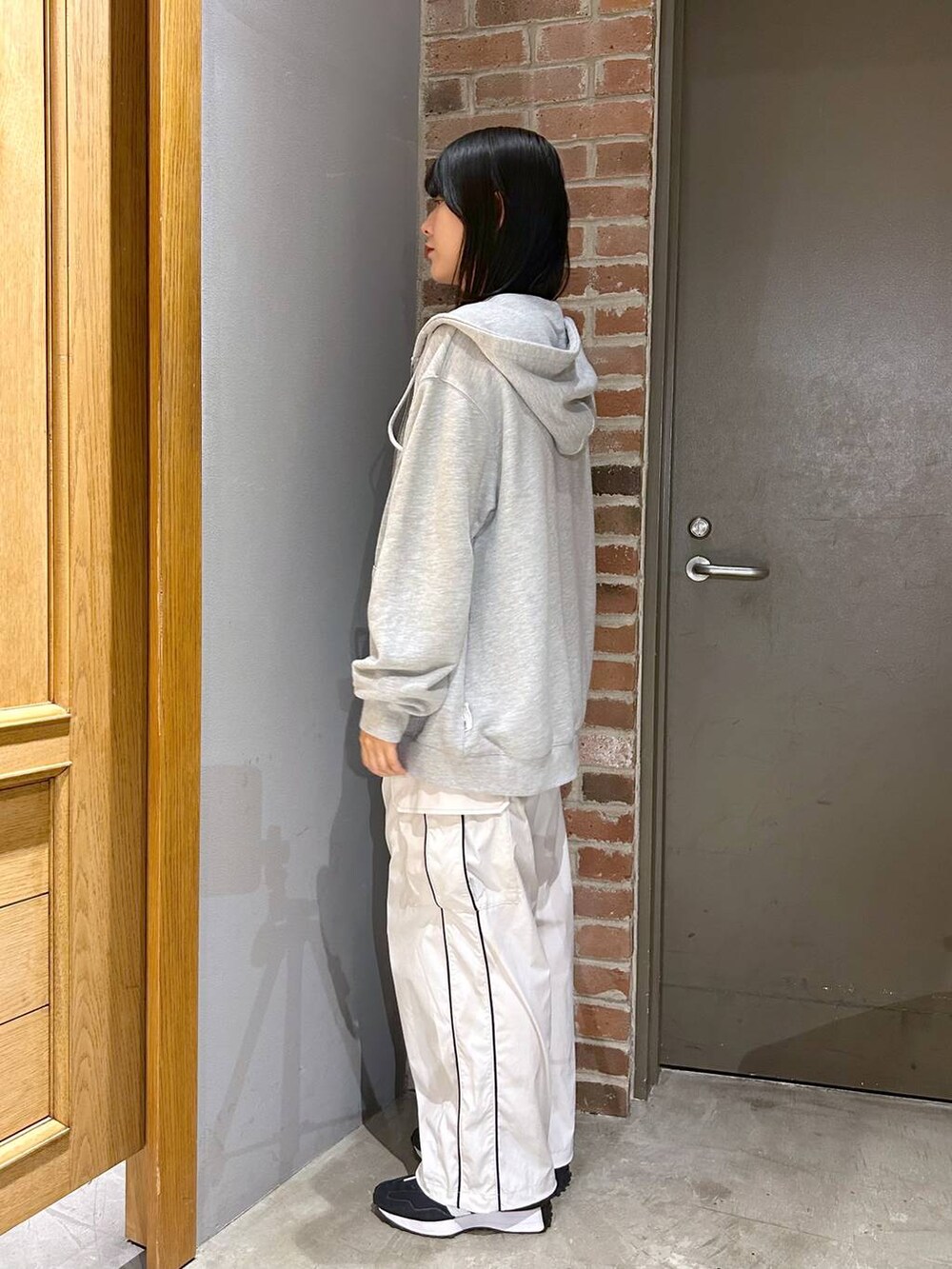 ホワイト系のカーゴパンツ、グレー系のパーカーを着用したレディースの秋コーディネートの4枚目の写真