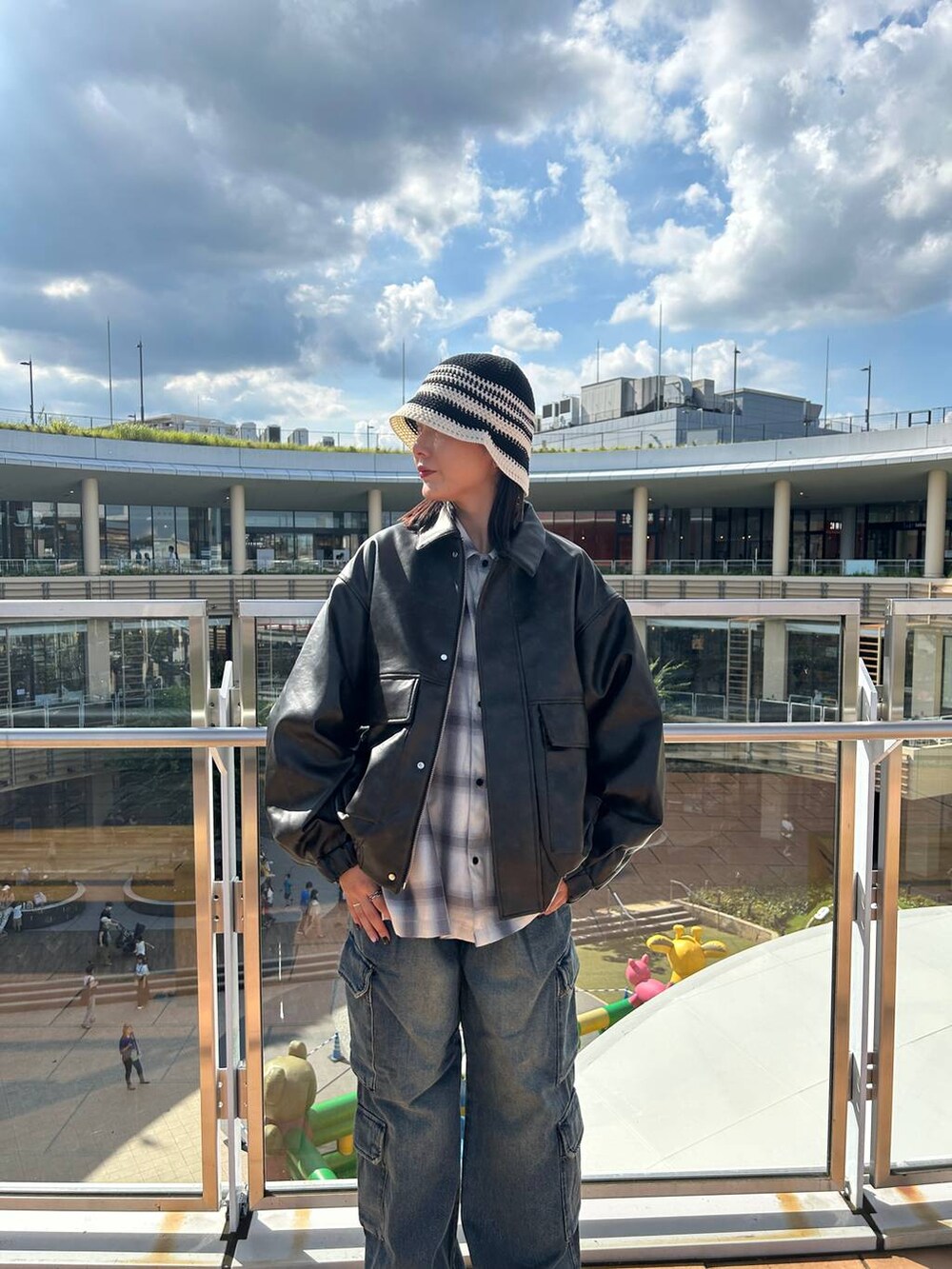 グレー系のブルゾン、ブルー系のデニムパンツ、ブルー系のシャツ/ブラウスを着用したレディースの夏コーディネートの2枚目の写真