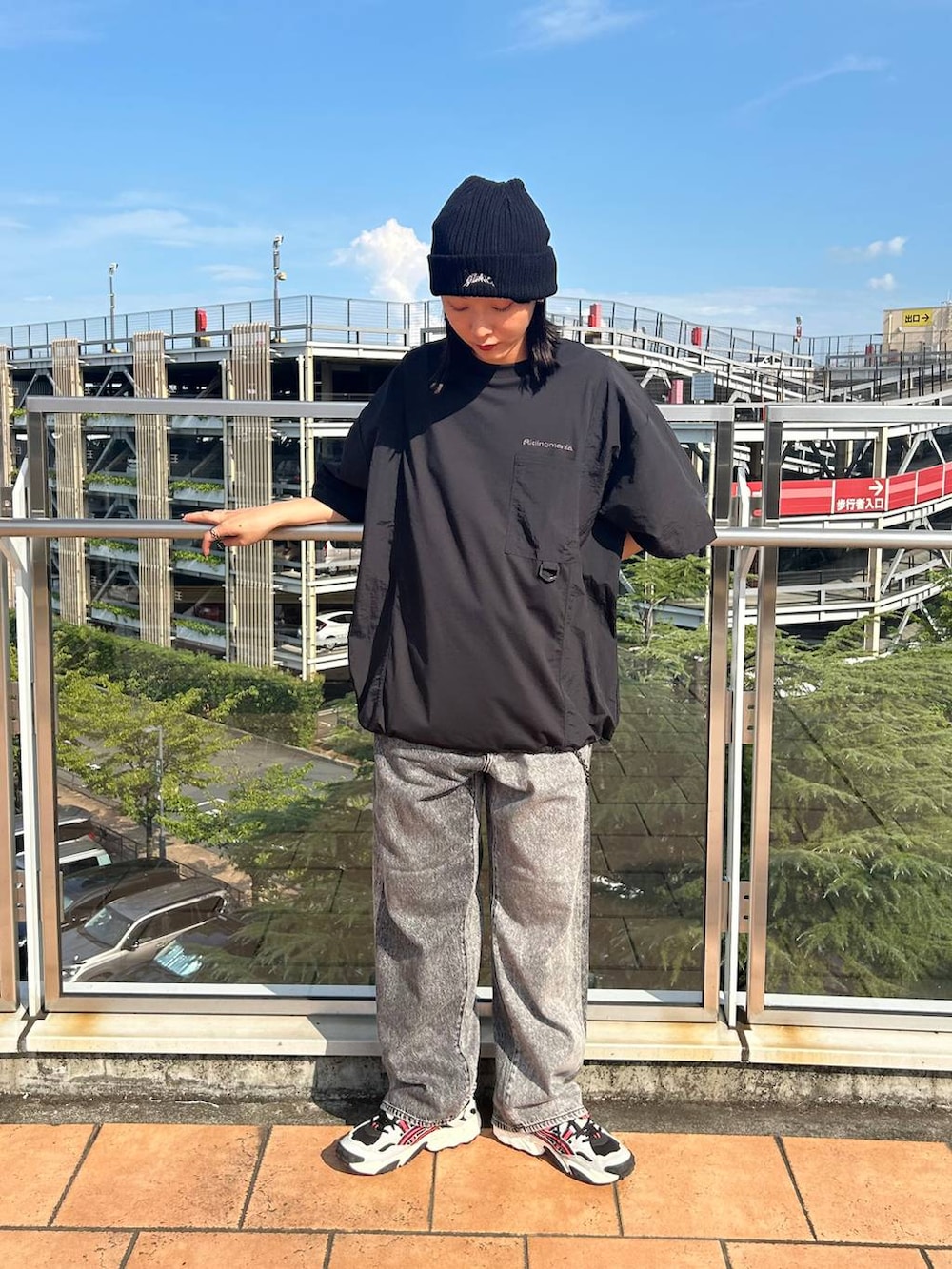 グレー系のデニムパンツ、ブラック系のシャツ/ブラウス、ブラック系のニットキャップ/ビーニーを着用したレディースの夏コーディネートの2枚目の写真