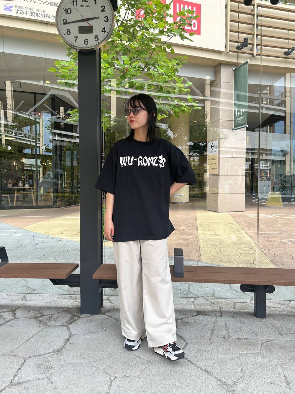 ホワイト系のスラックス、ブラック系のTシャツ/カットソーを着用したレディースの夏コーディネートの3枚目の写真