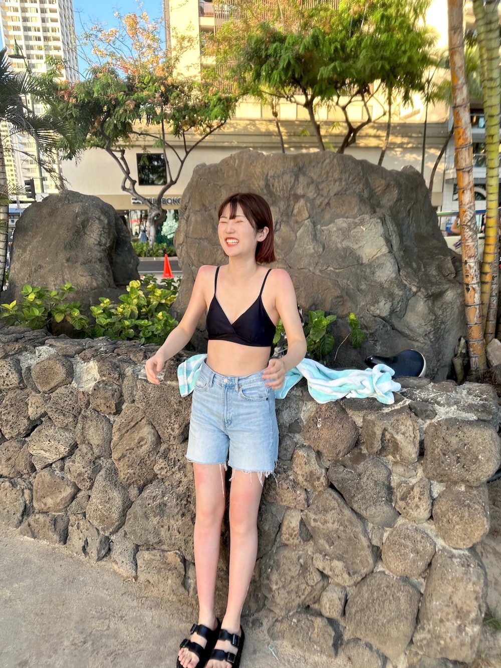 「海、夏コーデ、デニムパンツ」｜「NANEAのサイドシャーリングハイウエストビキニ（水着、ブラック系）」を使った、saki12161216さん（レディース・162cm）の夏コーディネートの3枚目の写真